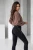 komplet brązowa bluza oversize ocieplana i czarne legginsy z wysokim stanem
