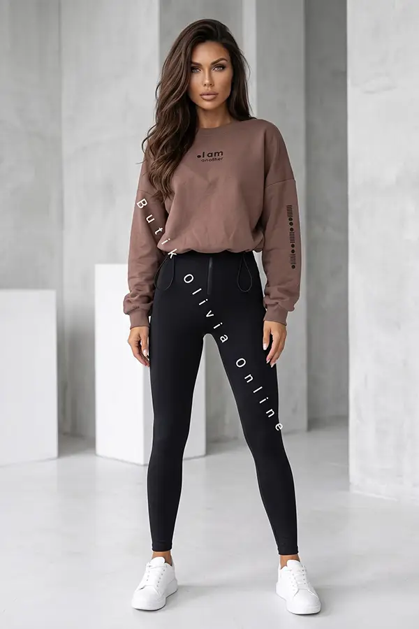 komplet brązowa bluza oversize ocieplana i czarne legginsy z wysokim stanem