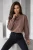komplet brązowa bluza oversize ocieplana i czarne legginsy z wysokim stanem