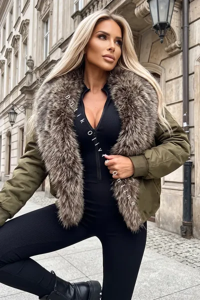 ocieplana kurtka bomberka w kolorze khaki z futrzanym kołnierzem