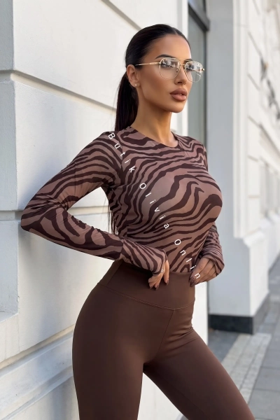 bluzka czekoladowa z otworem na kicuk dopasowana w print zebry