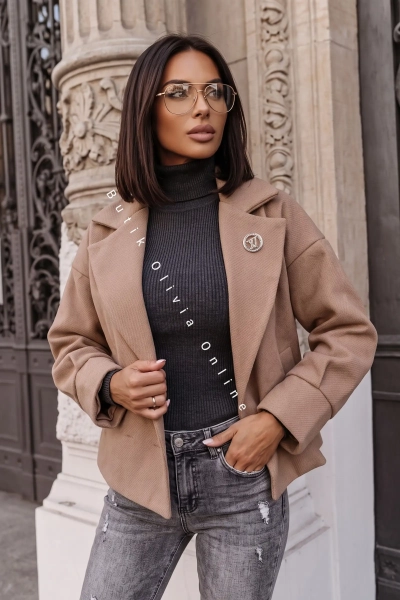 kurtka oversize w jodełkę z pinem w ciemnym beżu