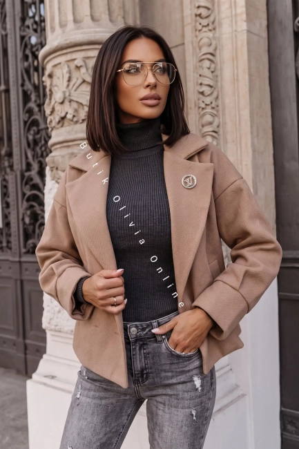 kurtka oversize w jodełkę z pinem w ciemnym beżu