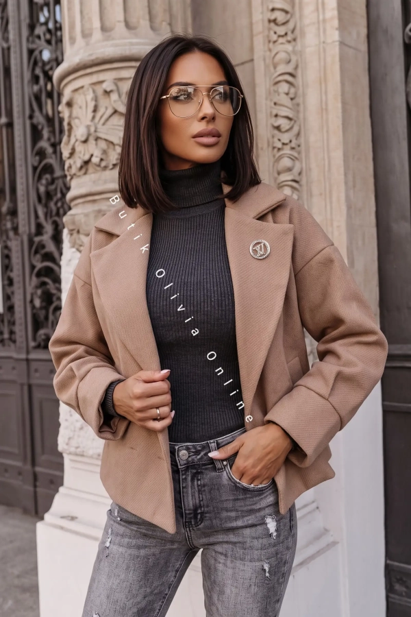 kurtka oversize w jodełkę z pinem w ciemnym beżu